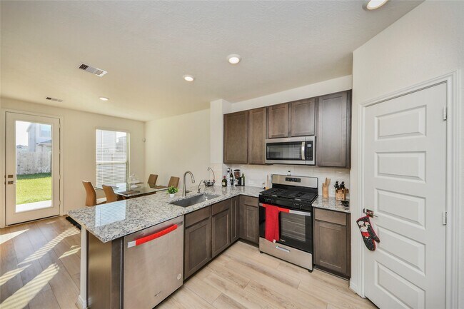 Building Photo - 4852 Sun Fls Dr