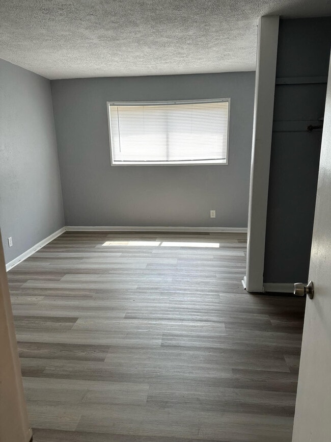 Building Photo - 1921 Oxford Cir