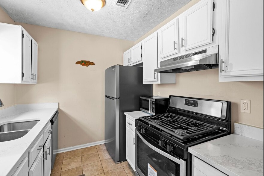 Kitchen - 5300 Forest Downs Ln