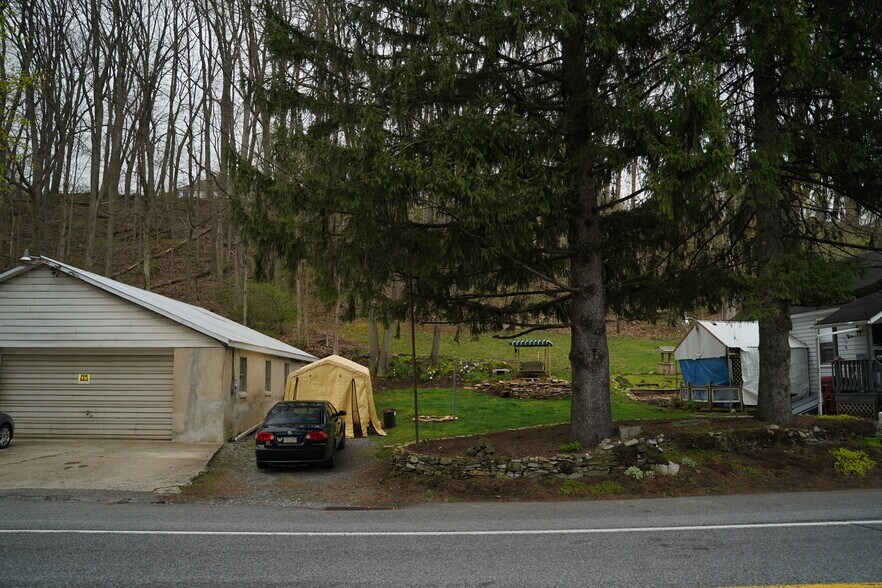 Building Photo - 1951 Bushkill Dr