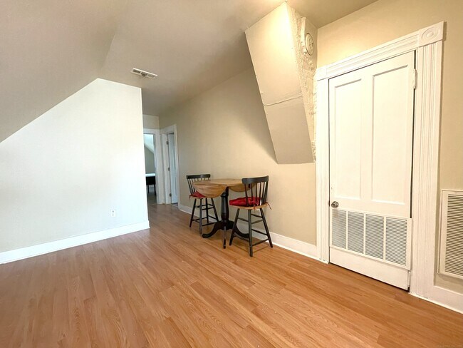 Building Photo - 196 Blatchley Ave