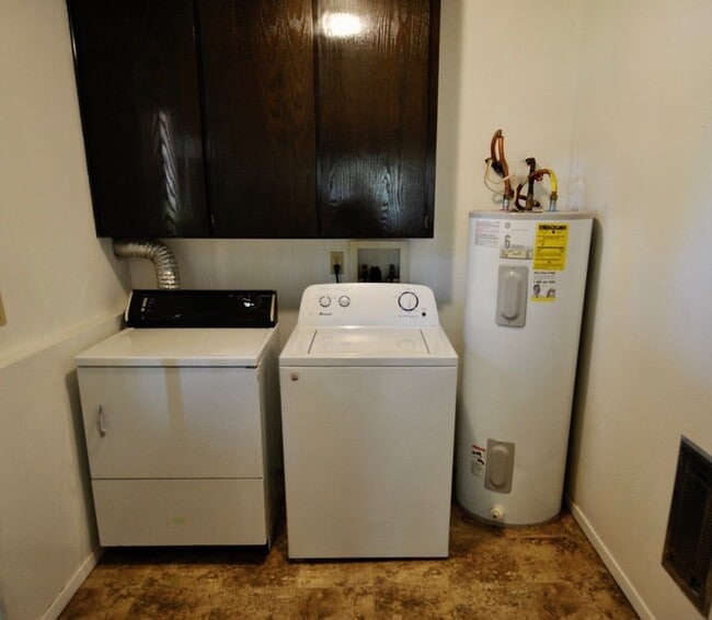 Building Photo - Downstairs unit 2 bed 1 bath