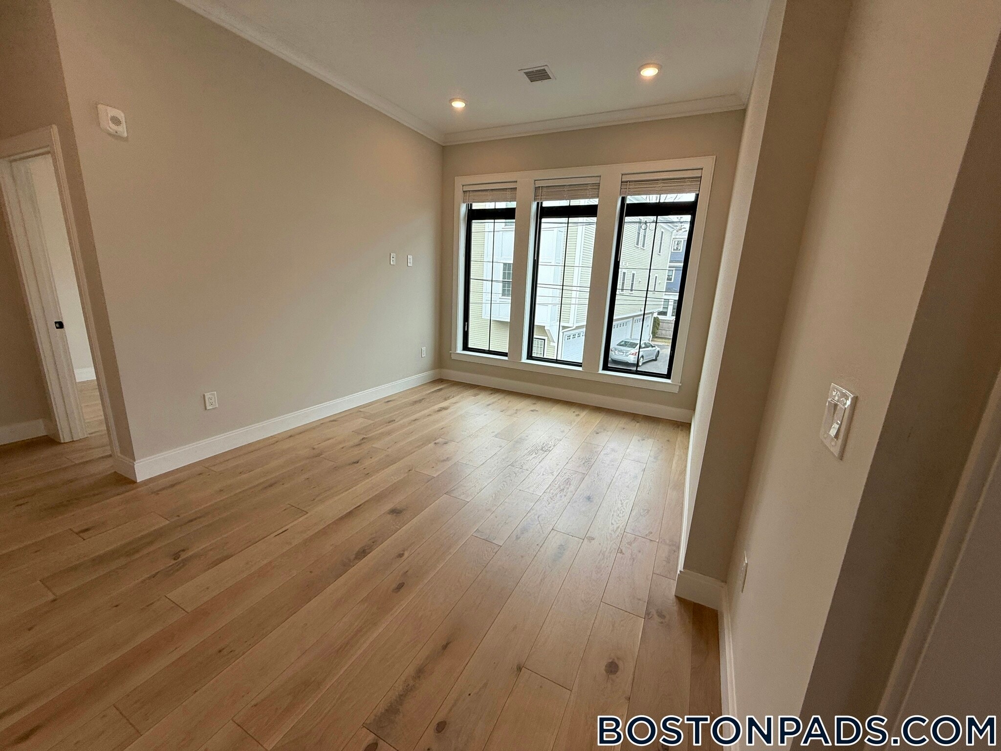 Building Photo - 157 Everett St