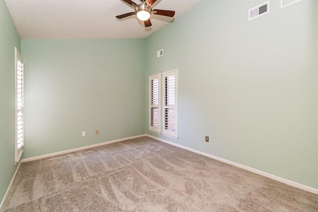 Building Photo - 208 Crescent Bluff