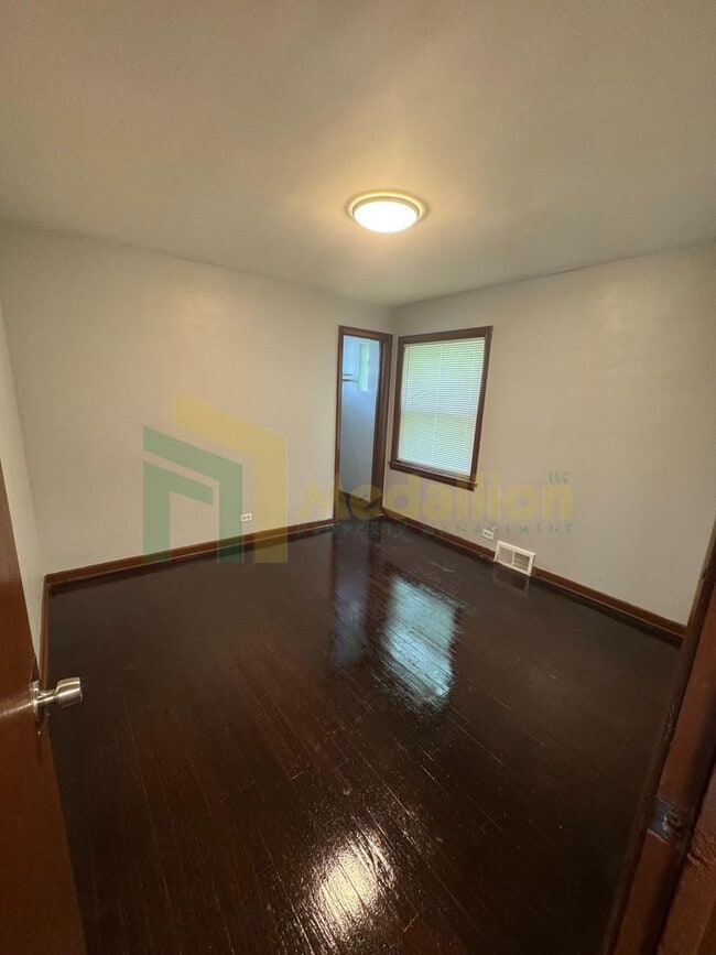 Building Photo - Brick Bungalow 4 bed 2 bath + Bonus area i...