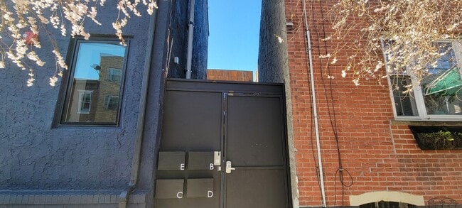 Building Photo - 1328 S 9th St