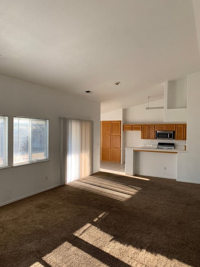 Building Photo - 3 Bedroom 2 Bath Home