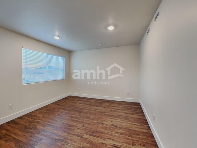 Building Photo - 749 S Rocker Ave