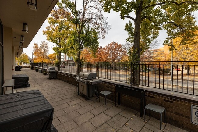 Building Photo - Unbeatable Views, Ample Amenities, 2 Bed 1...