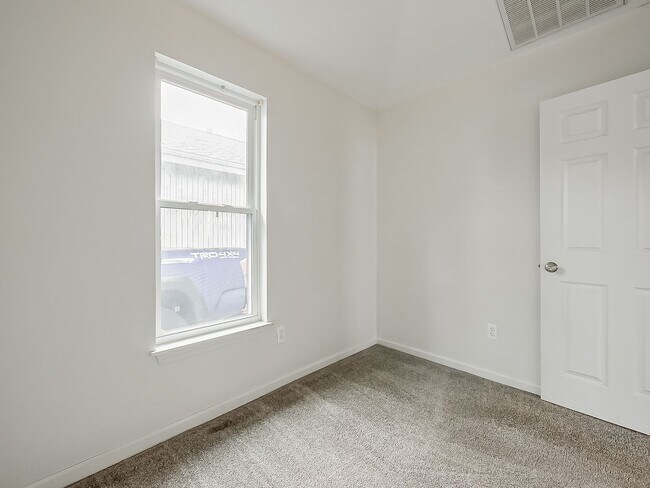 Building Photo - Lake Living at Its Finest in Keego Harbor!