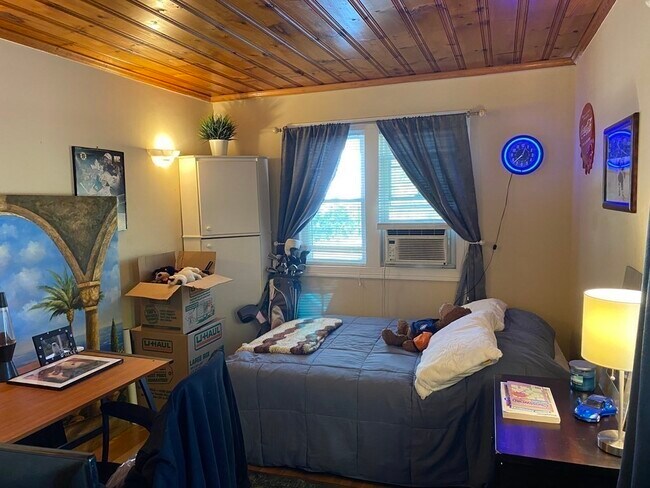 Building Photo - 84 Lake Rd