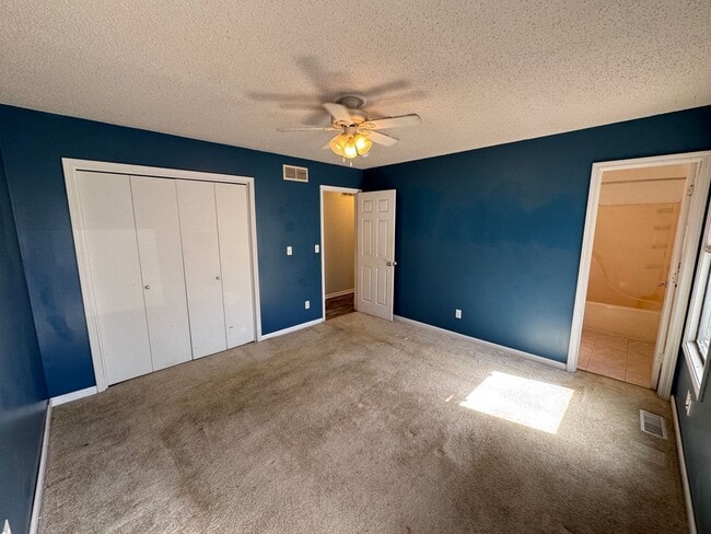 Building Photo - 5 Bedrooms!