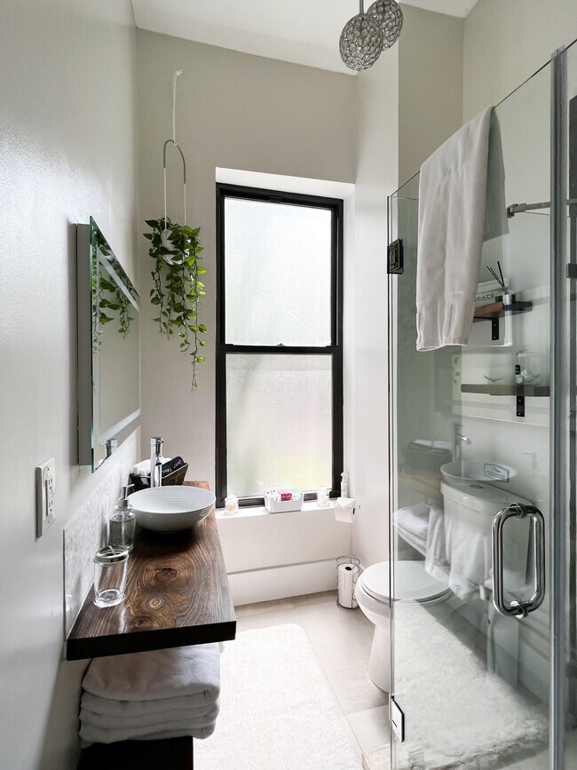 Building Photo - 296 Gates Ave