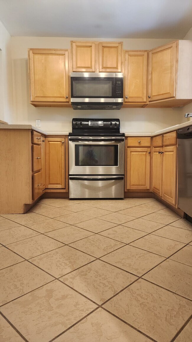 Building Photo - 5012 SW 40th Ave