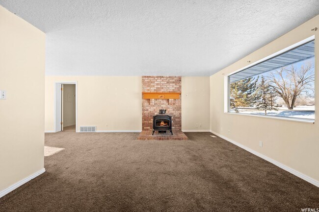 Building Photo - Beautiful home in Eden with amazing views from covered deck and 4 car garage