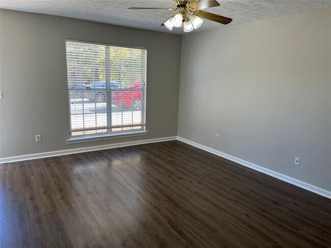 Building Photo - 326 Leafmore Rd SW