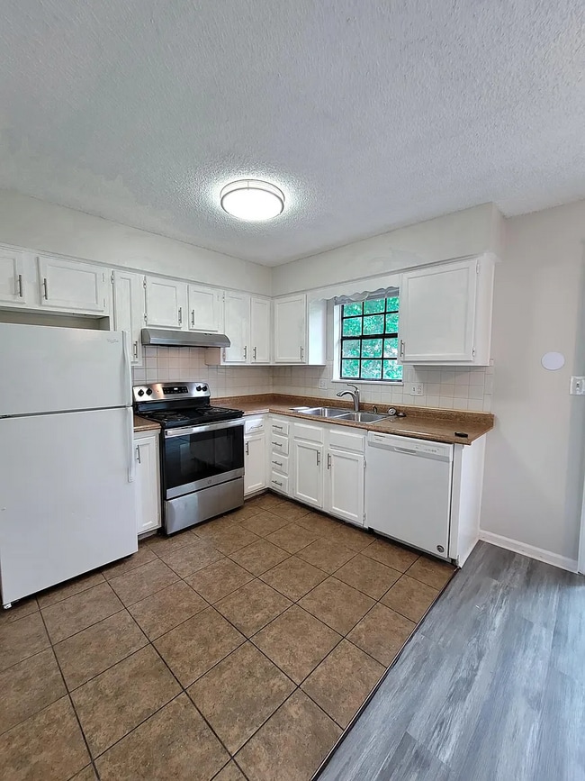 Building Photo - 10902 Mckinley Dr