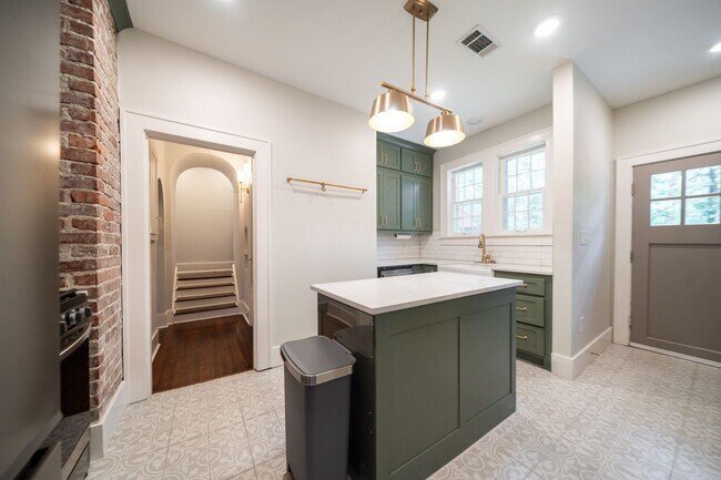 Building Photo - Charming home, great condition!