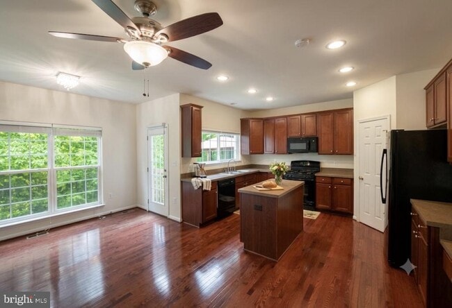 Building Photo - 8268 Linblake Ct