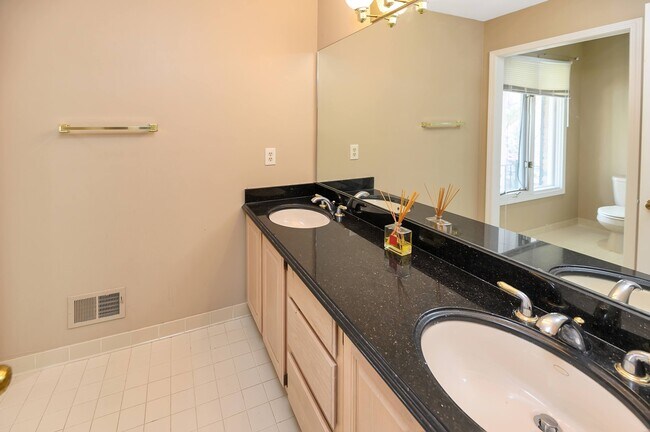 Building Photo - 4866 Riverchase Dr