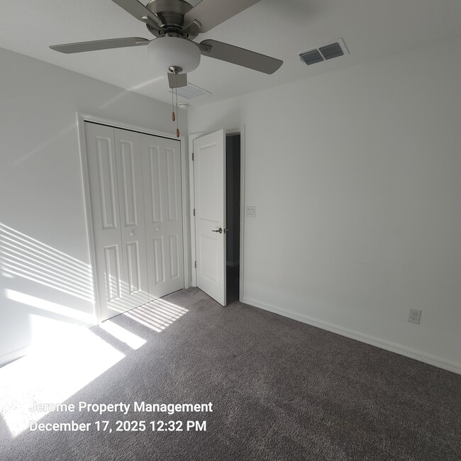 Building Photo - 2546 Leonia Ln