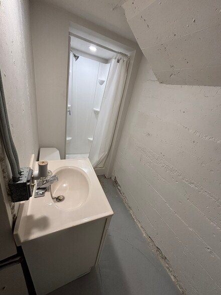 Building Photo - 527 1/2 Saint Johns Ave