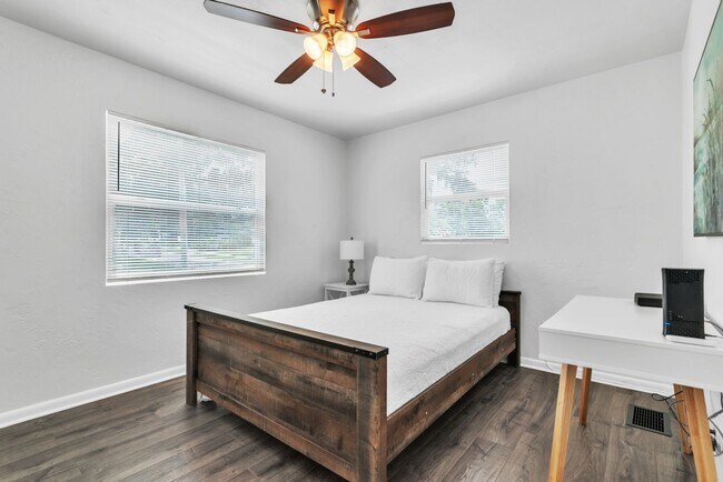 Building Photo - Charming 3BD/2BTH Home with Private Backya...