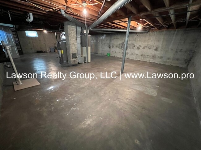 Building Photo - Pristine Brick Ranch with Covered Back Patio!