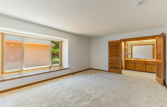 Building Photo - Prime Charbonneau Golf Community Location! 2 Bed, 2.5 Bath + Den, A/C, Washer/Dryer and Garage