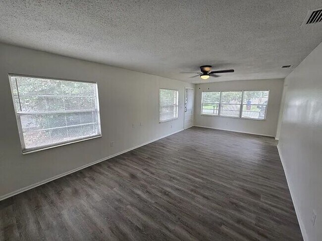 Building Photo - Remodeled 1/2 duplex on corner lot in St. Cloud