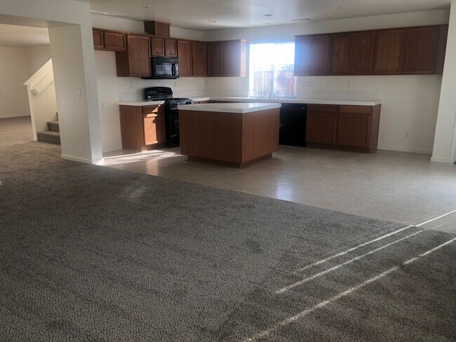 Building Photo - REDUCED!!REDUCED!!  Huge 5 Bedroom 3 Bath ...