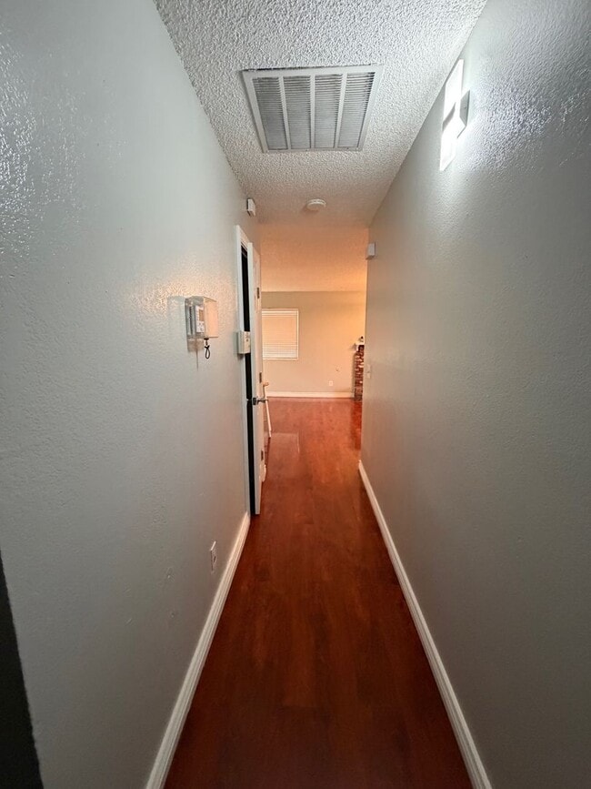 Building Photo - Nice home for rent in Hanford