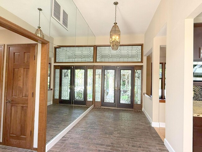 Building Photo - Sprawling ranch home located in highly des...