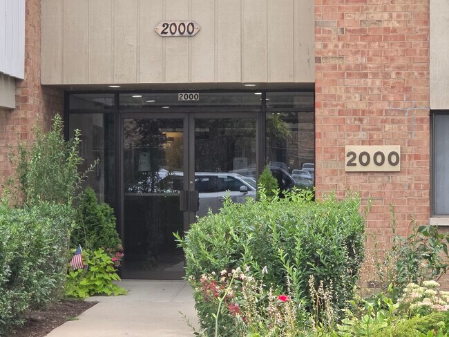 Building Photo - 2000 Bayside Dr
