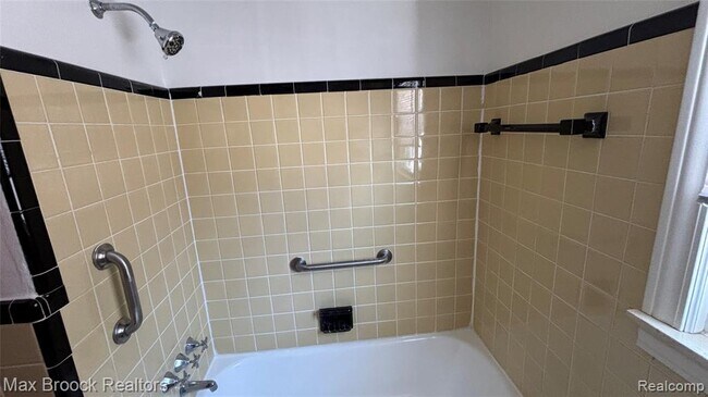 Building Photo - 2405 Pembroke Rd