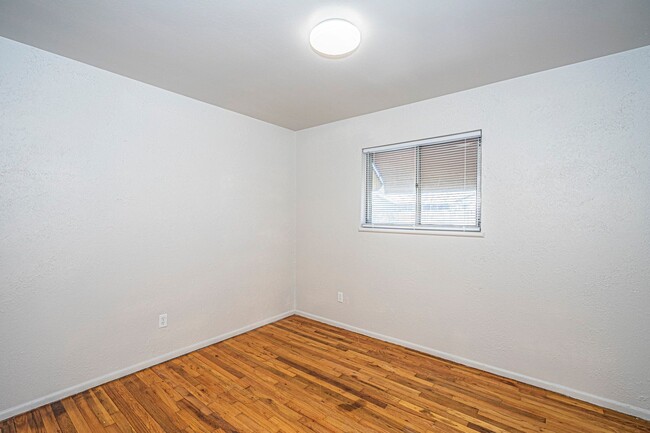 Building Photo - 4 Bedroom 1.5 Bath Home Near I-240 and I-3...