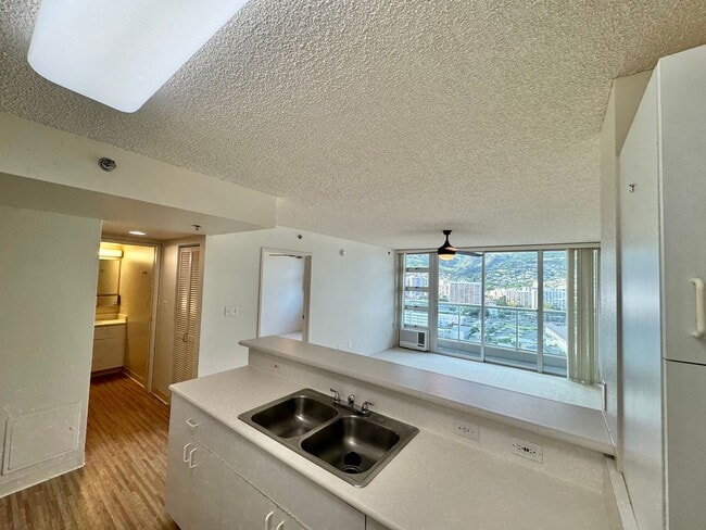 Building Photo - 1450 Young St