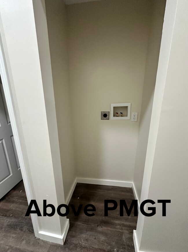 Building Photo - Spacious 4 bedroom & 4 Bathroom House righ...