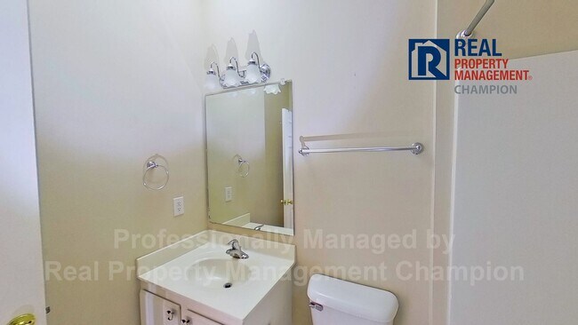 Building Photo - Charming Townhome with Split Floorplan