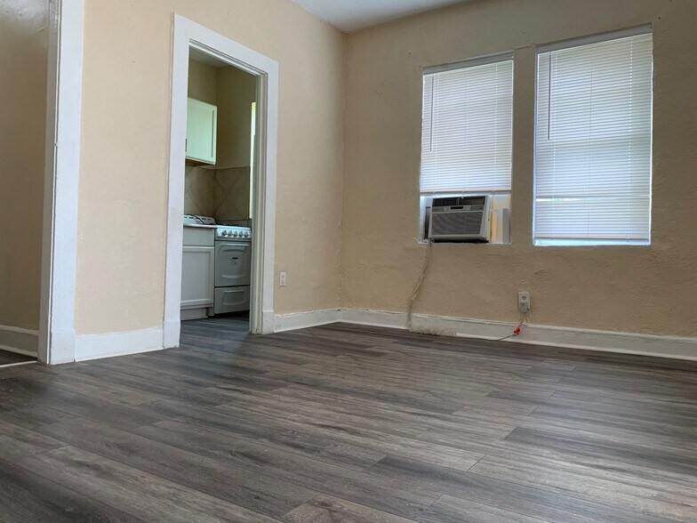 Living room entrance to Kitchen - 1135 SW 6th St