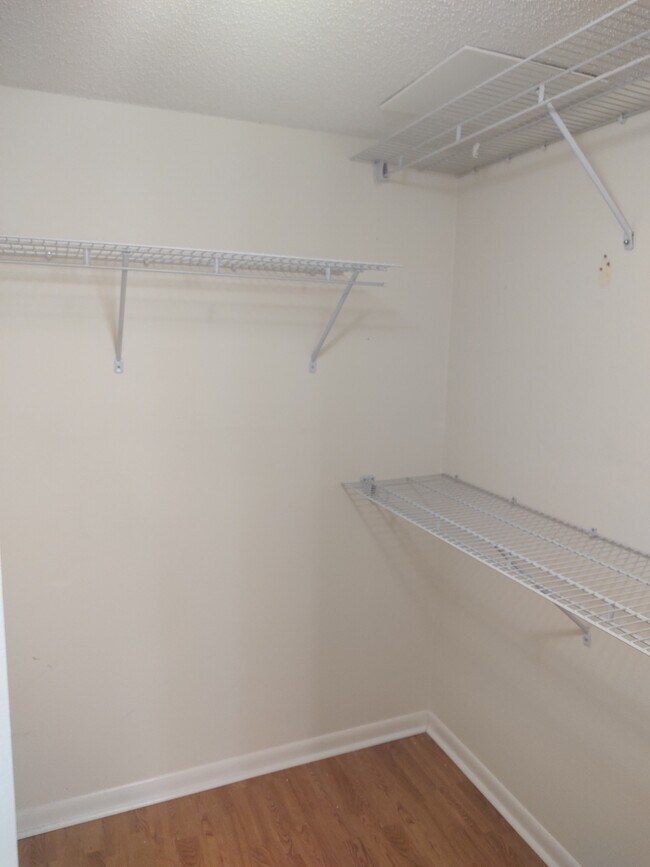 Building Photo - 3399 Mermoor Dr