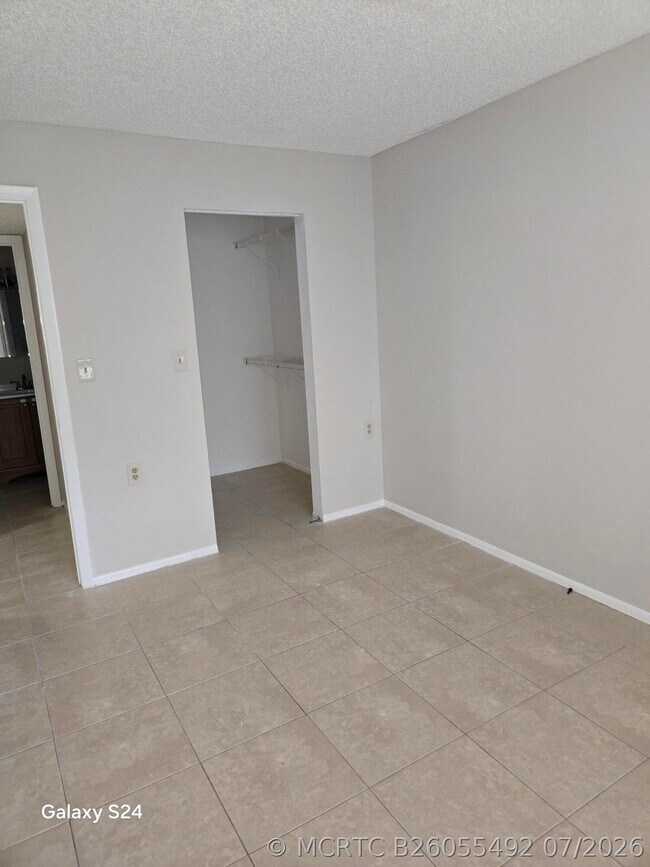 Building Photo - 1141 Lake Victoria Dr