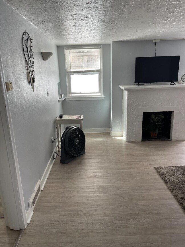 Building Photo - 2201 W State St