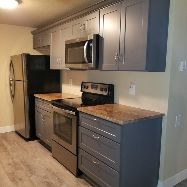 Building Photo - 9917 Holly Dr