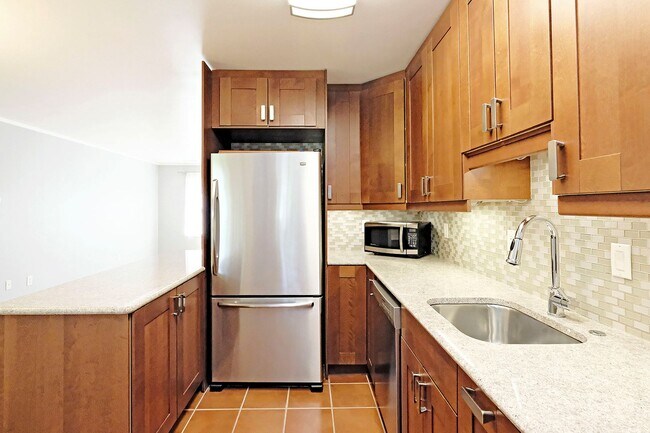Building Photo - Beautifully Updated & Move-in Ready Hessian Hills Condo