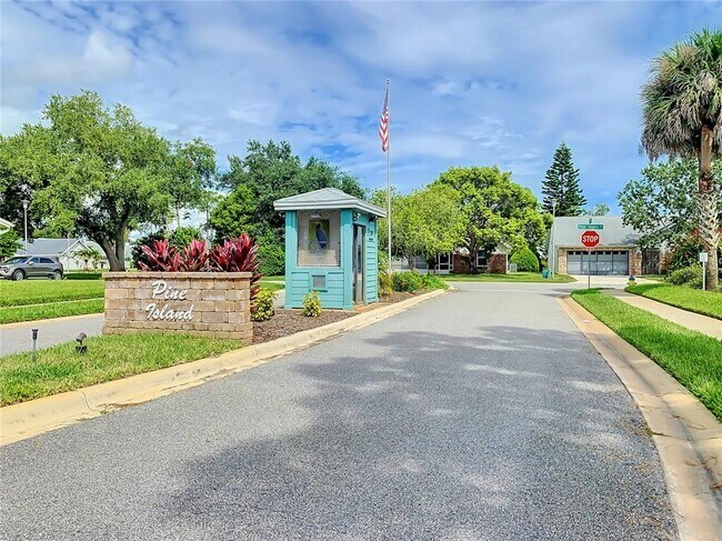 Building Photo - 806 Pine Shores Cir