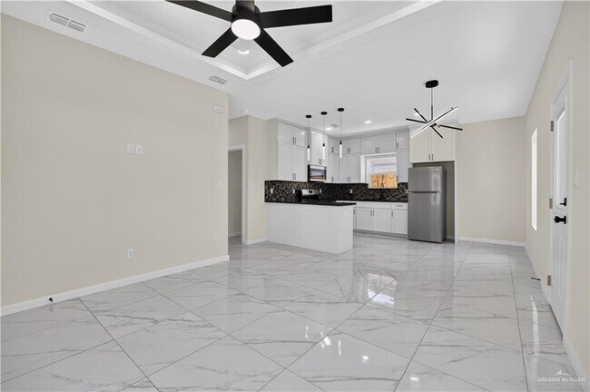 Building Photo - 19 S Woodland Dr