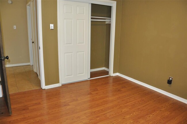 Building Photo - 4715 Glendower Dr
