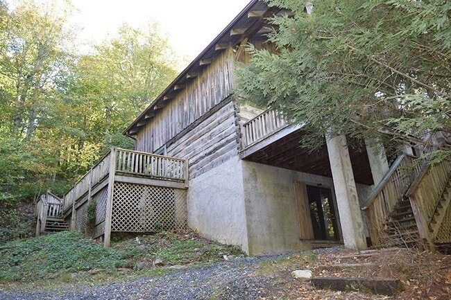 Building Photo - Sugar Mountain Cabin Home! Large, Finished Basement!