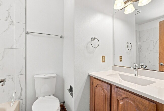 Building Photo - $2,340.95, 2 Bed 2 Bath Condo in Boulder with In Unit Laundry!